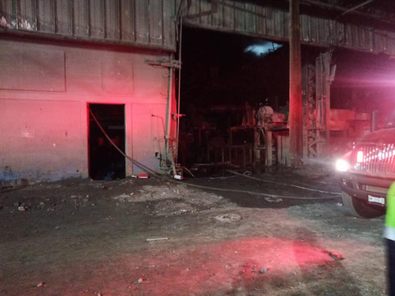 Atiende gobierno emergencia por incendio en fábrica en Xaloztoc